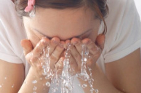 毛穴もスッキリ‼︎肌荒れに効果的な洗顔法